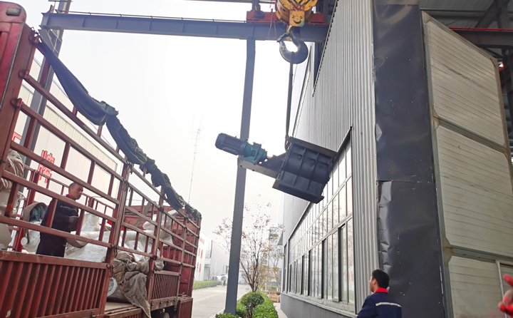 木屑顆粒機(jī)生產(chǎn)線電機(jī)裝車.jpg