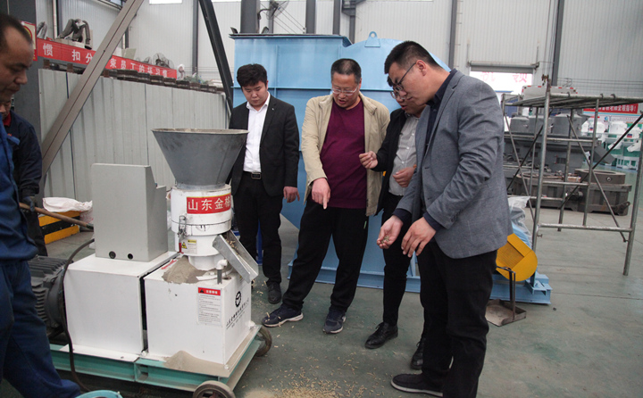 威海兩客戶前來山東金格瑞考察飼料顆粒機，現(xiàn)場試機.jpg