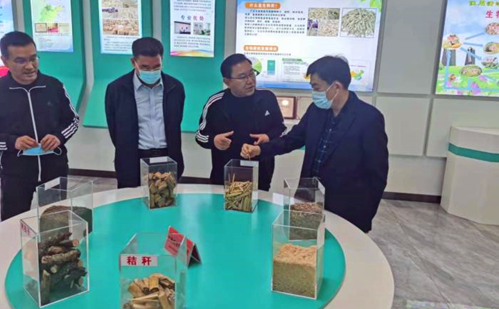 郝吉虎深入了解木屑造粒機(jī)生產(chǎn)線工作情況和顆粒機(jī)加工的生物質(zhì)原料的收、儲、運(yùn)和產(chǎn)品的生產(chǎn)、銷售、運(yùn)輸?shù)拳h(huán)節(jié)