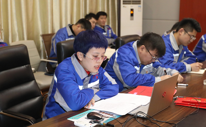 李主任對(duì)2023年度營銷激勵(lì)措施進(jìn)行宣貫，并動(dòng)員全體員工要以飽滿的熱情投入到營銷工作中去，全力以赴，奮勇爭先。.jpg